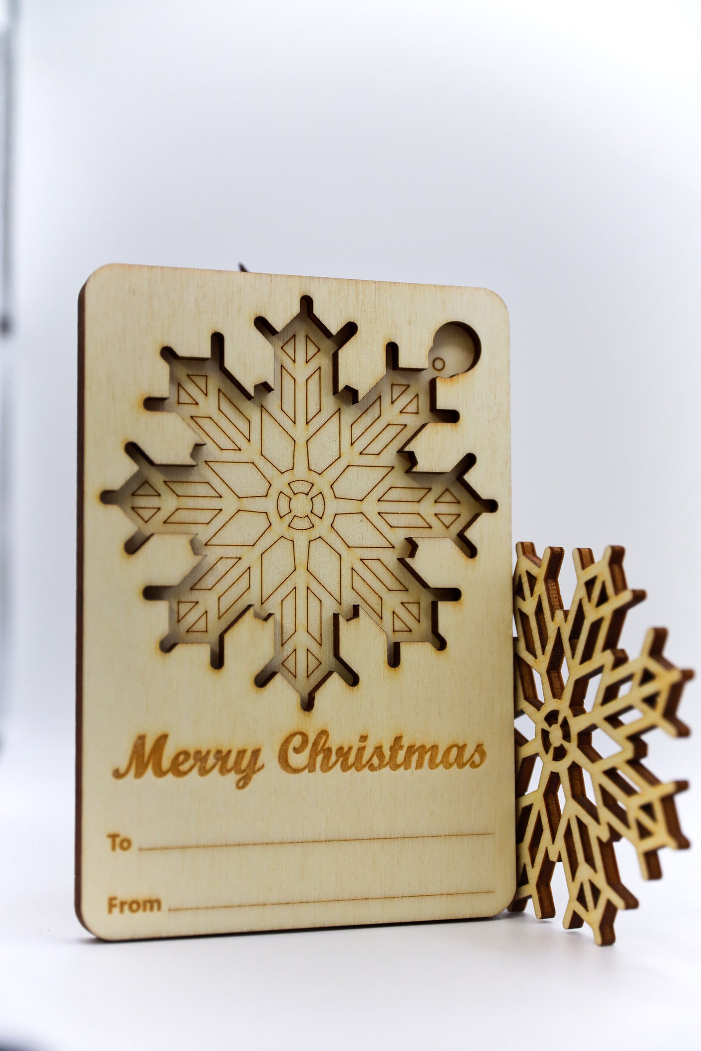 Weihnachtskarte aus Holz mit Schneeflocke