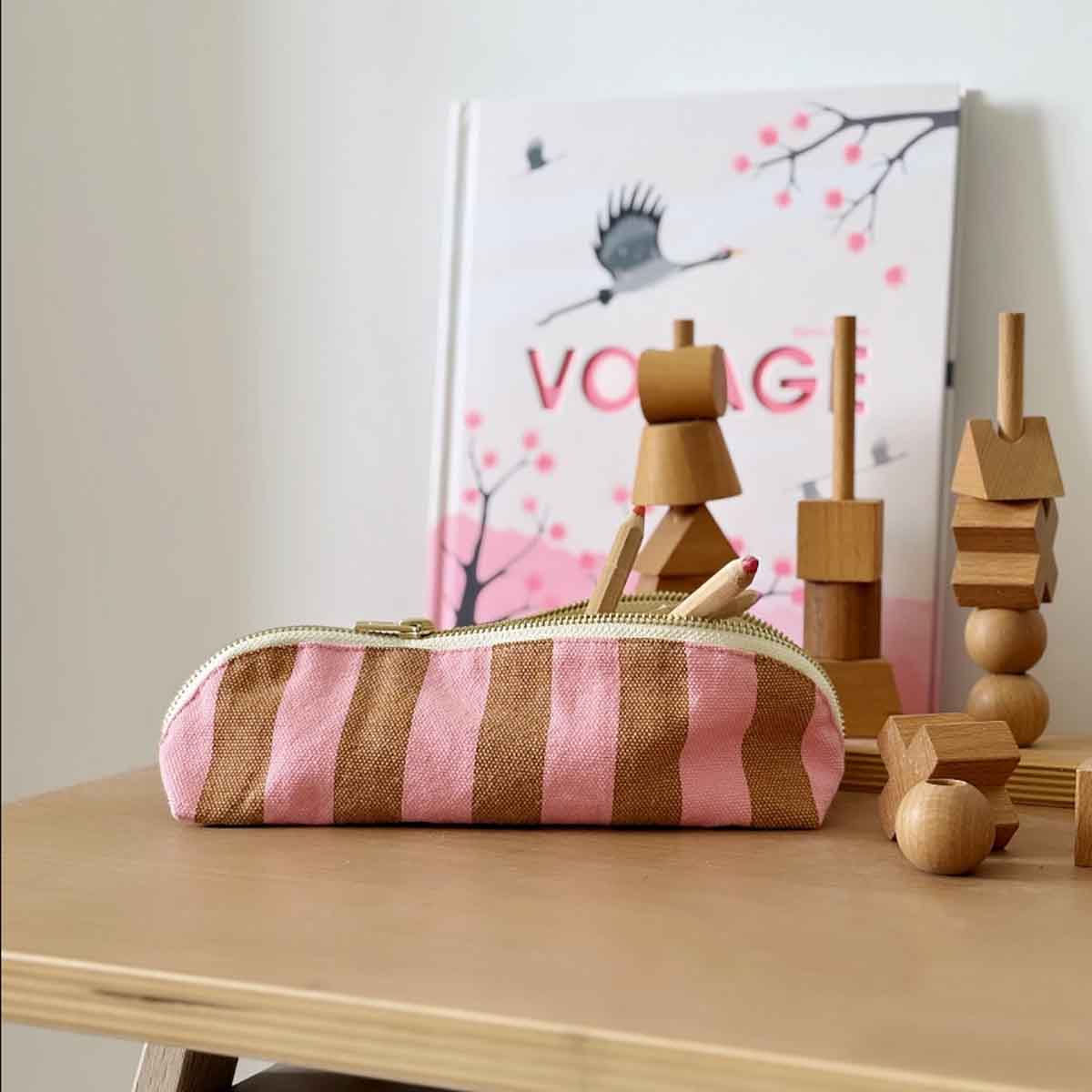 GASTON ETUI STREIFEN ERDBEERE KARAMELL