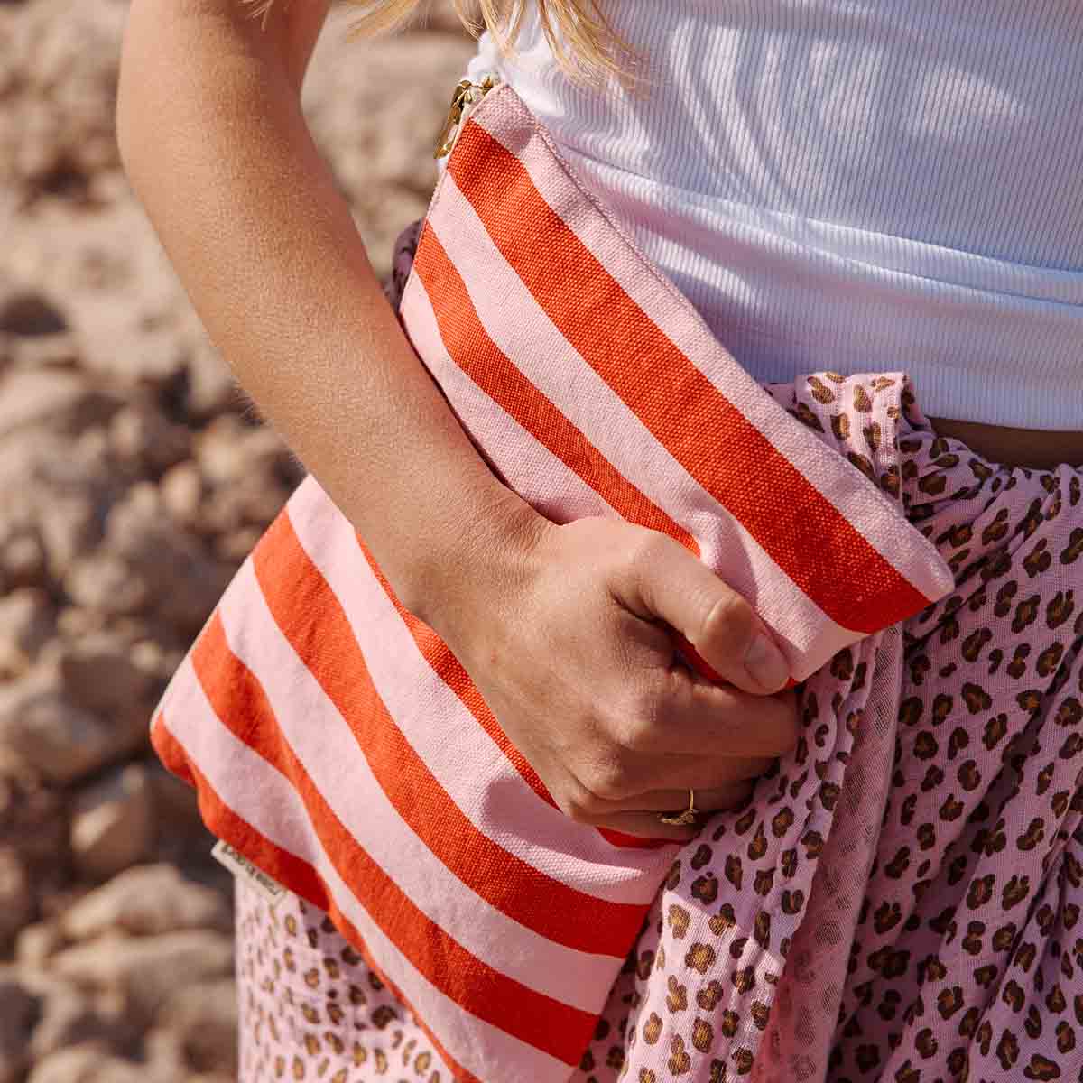 LILI flache Tasche mit Streifen in Tomatenrot und Candy Pink