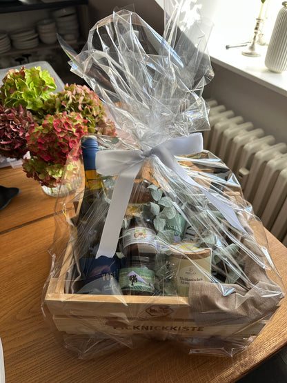 Picknickkiste mit tollen Produkten aus Sizilien