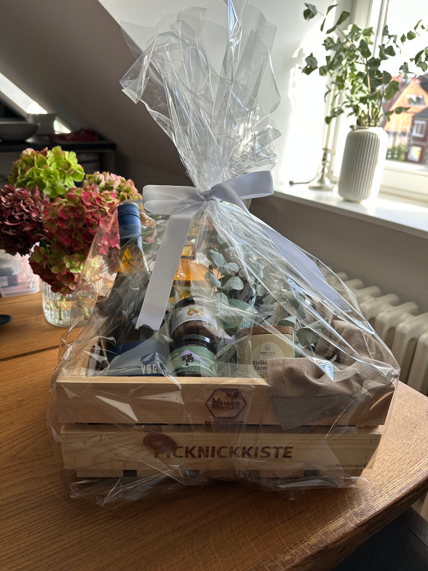 Picknickkiste mit tollen Produkten aus Sizilien