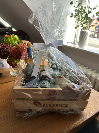 Picknickkiste mit tollen Produkten aus Sizilien
