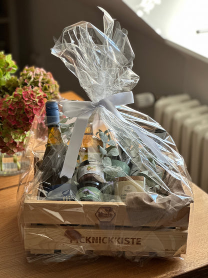 Picknickkiste mit tollen Produkten aus Sizilien