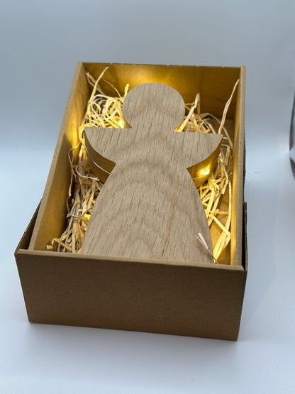 Engel und Tanne mit Beleuchtung in einer Geschenkbox